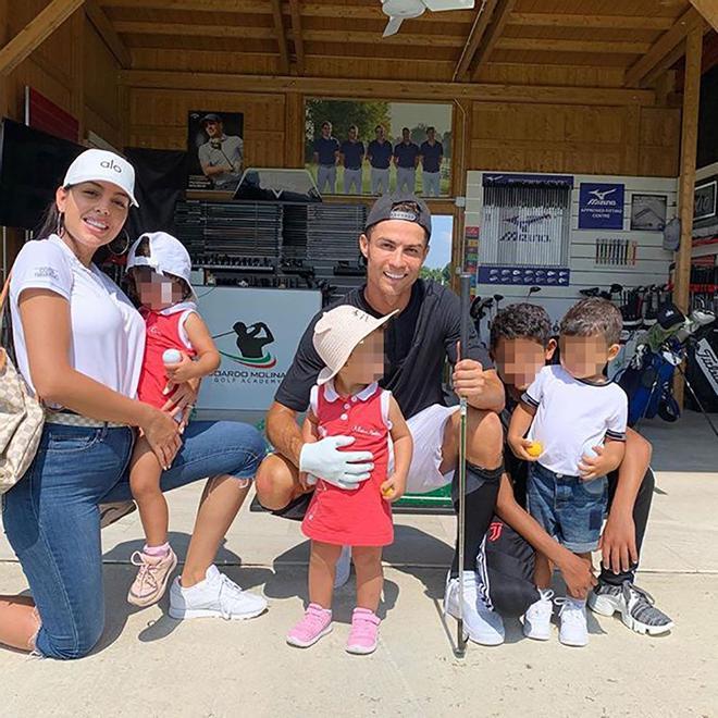 Georgina y Cristiano posado veraniego en familia