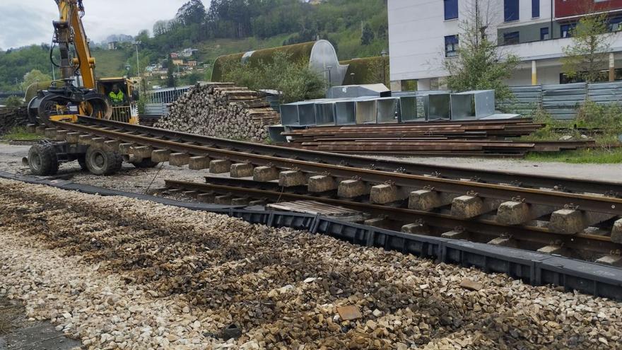 Una máquina retira un tramo de vía en La Felguera, en la zona que quedará liberada con el soterramiento. | M. Á. G.