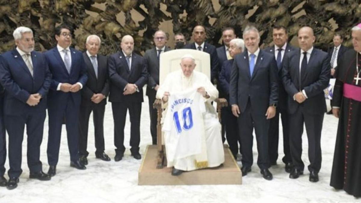 Dirigentes blanquiazules y autoridades políticas, durante la visita al Papa Francisco. |