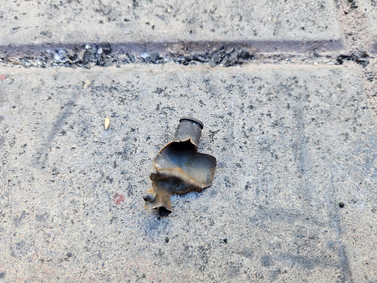 Restos de un cartucho del fusil de asalto hallado en el coche incendiado.