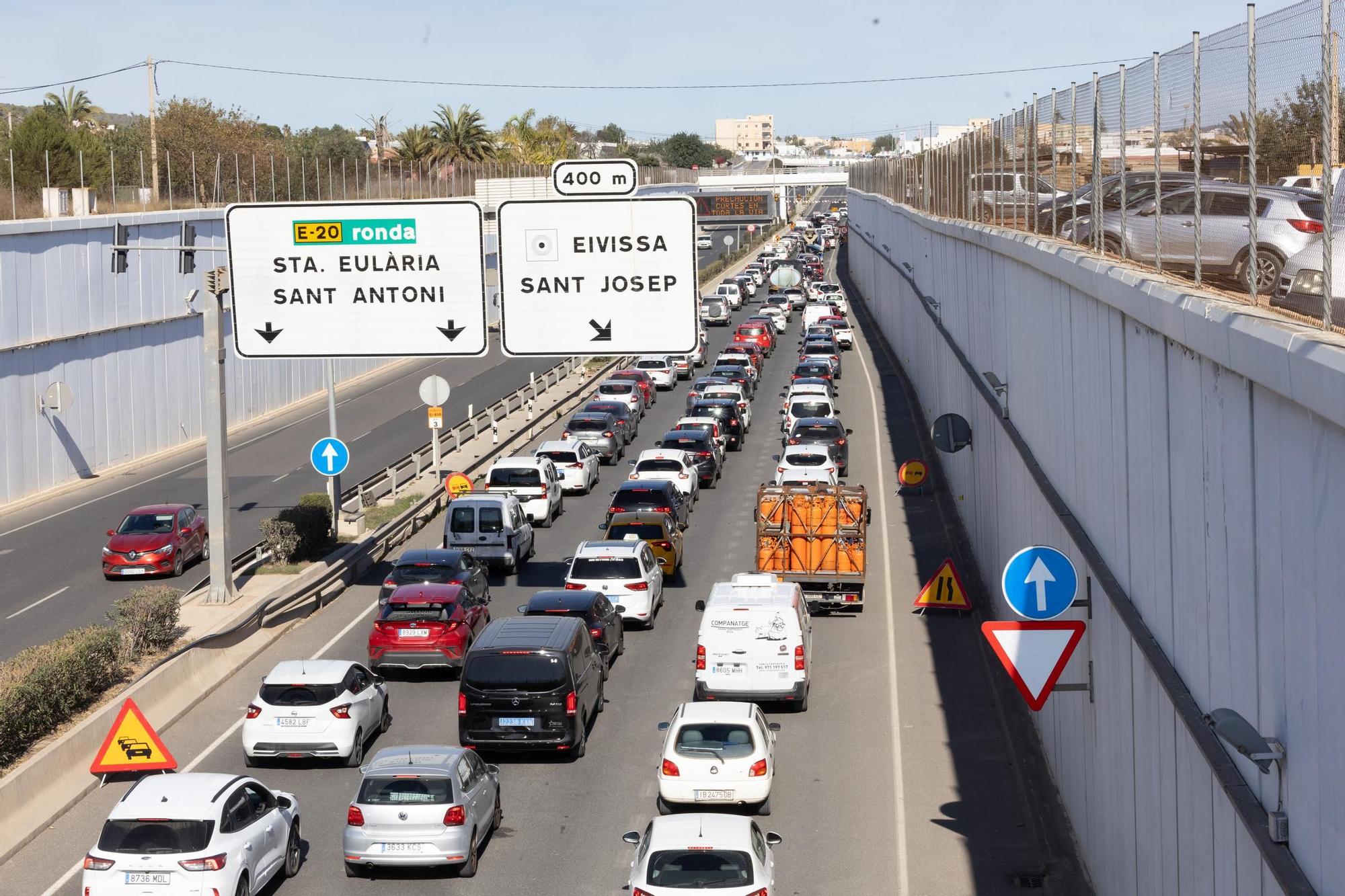 Galería: Atasco en la carretera del aeropuerto de Ibiza por las obras