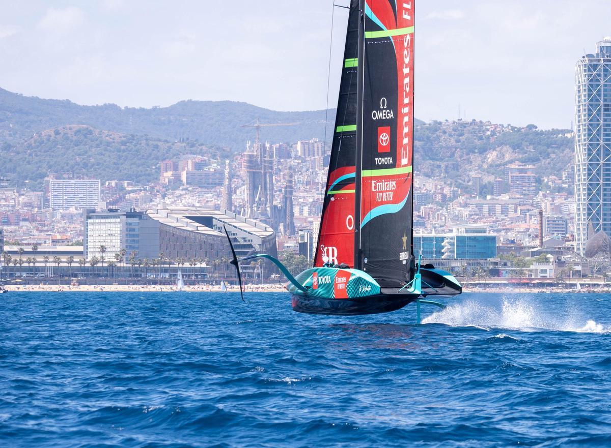 El Emirates Team New Zealand navegando en aguas de Barcelona durante la Louis Vuitton America’s Cup.