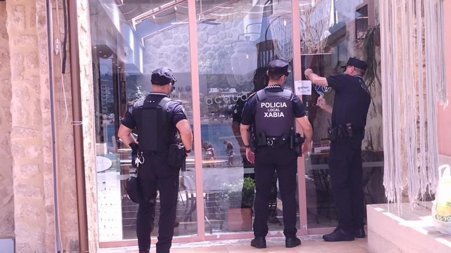 Los agentes precintaron el 17 de mayo el bar del Arenal. |