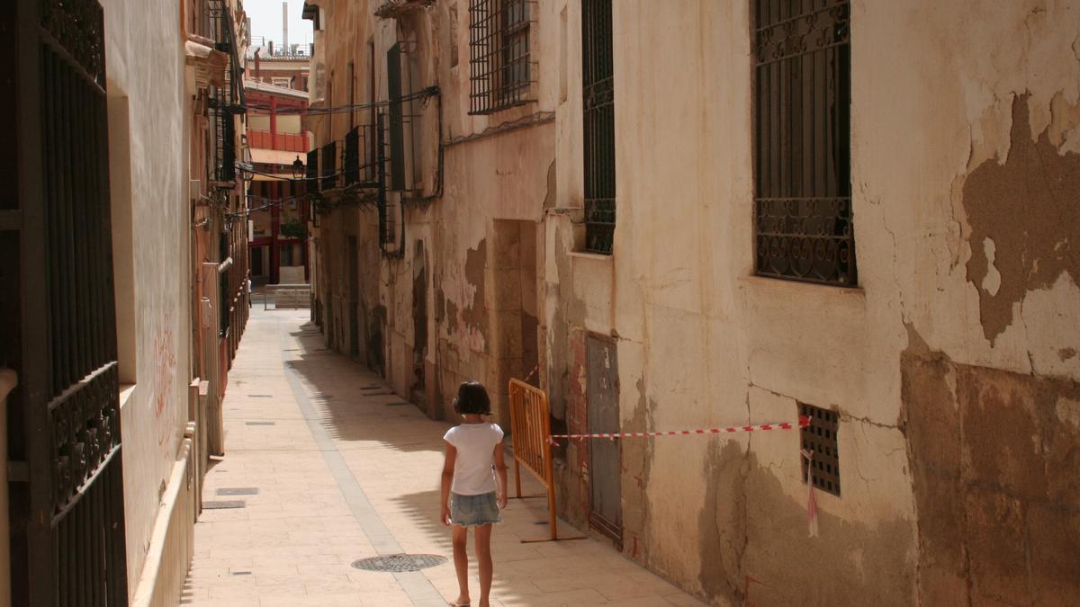 Una valla y un precinto señalizan la caída de cascotes en Fernando V.