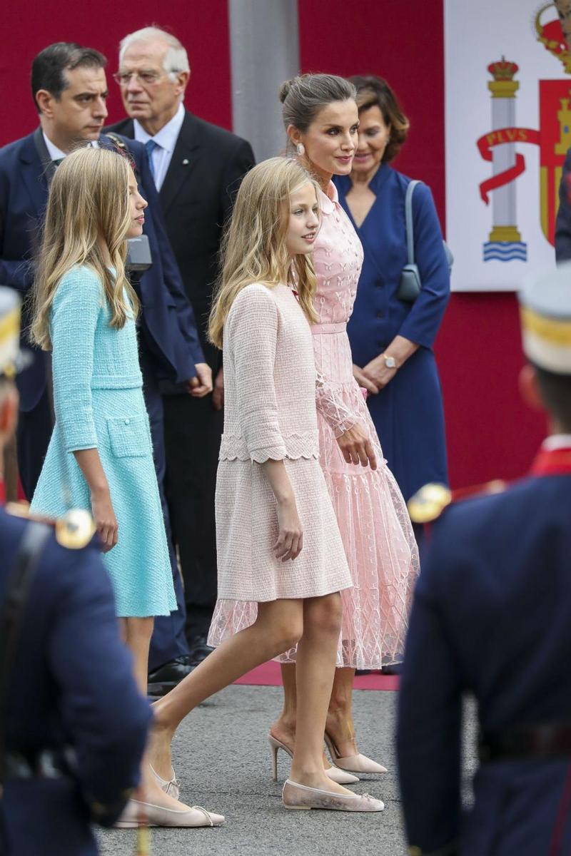 La Reina Letizia y sus hijas a su llegada al desfile del Día de la Hispanidad