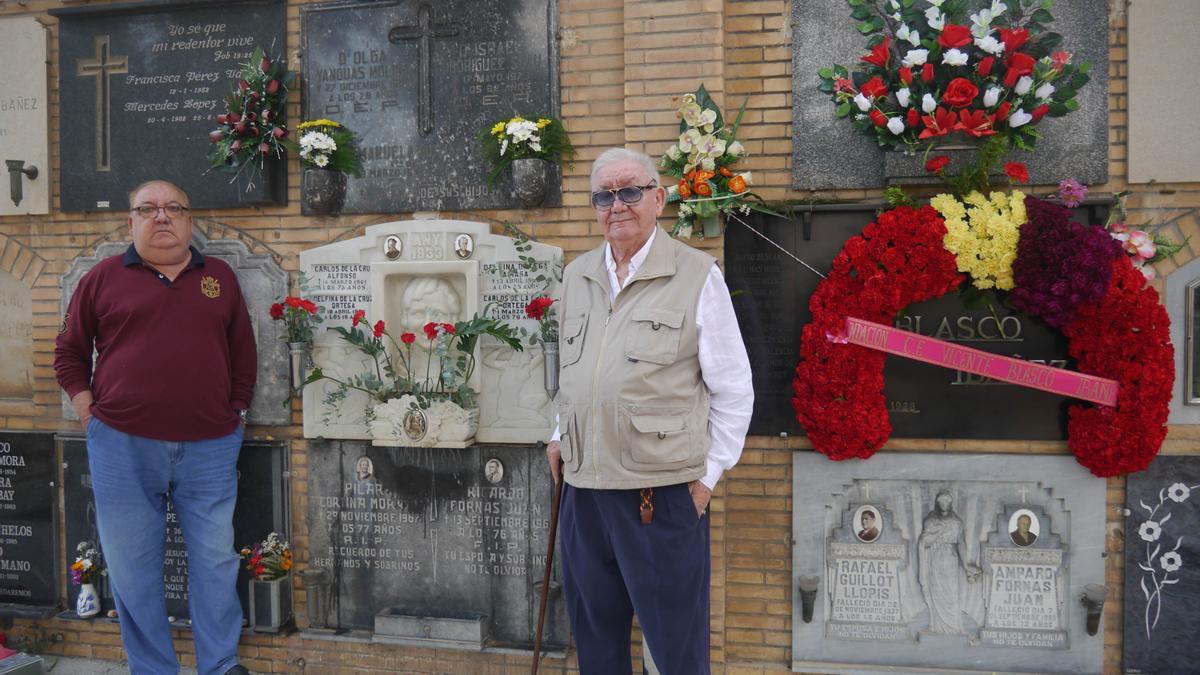 Los hermanos Carlos y Jose, herederos del nicho familiar, junto al de Blasco Ibáñez