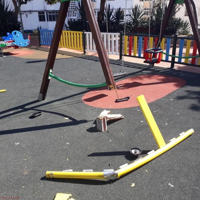 Un vehículo destroza un parque infantil en Los Arapiles