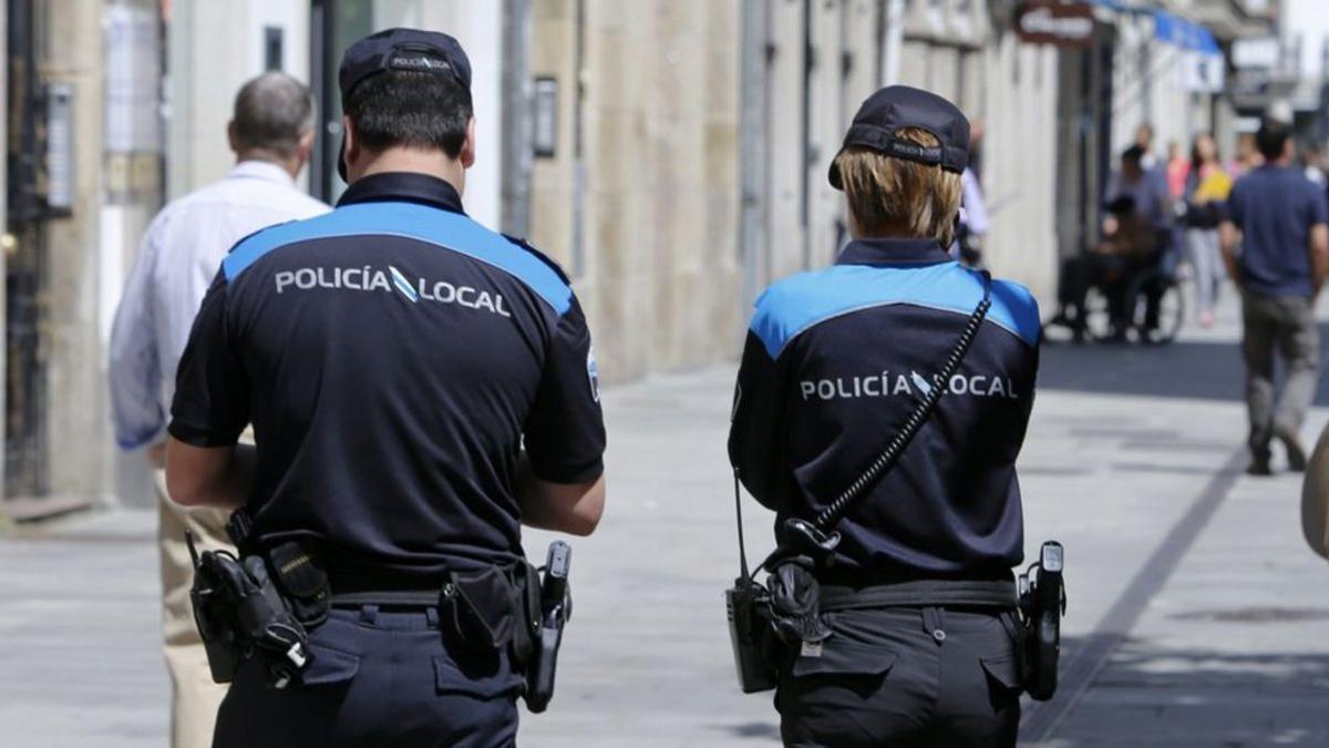 Dos agentes de la Policía Local de Vigo.