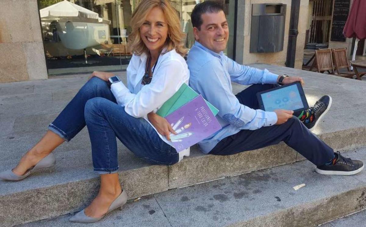 Los vigueses Alba Alonso y Avelino Correa, cada uno con parte de su material. // Faro