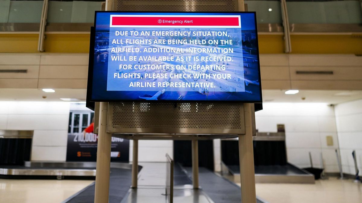 Las pantallas del aeropuerto Ronald Reagan informan del accidente.