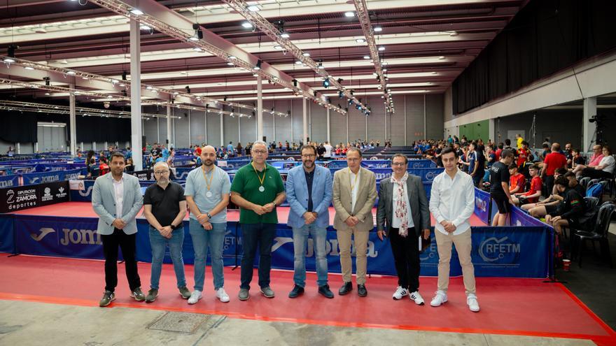 Saque de honor del campeonato de tenis de mesa en Ifeza, Zamora