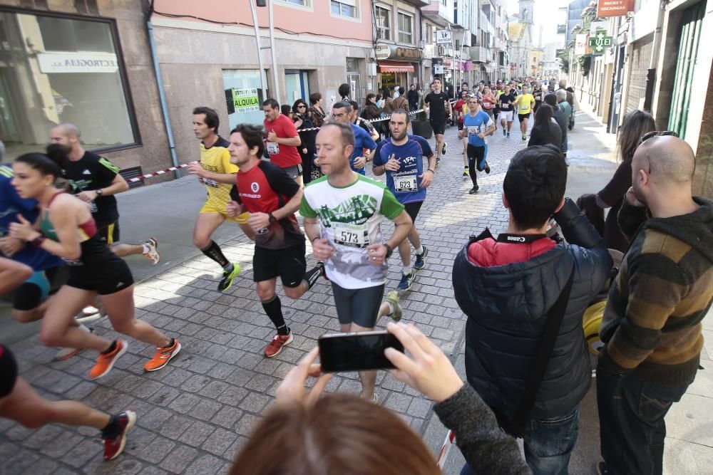 Más de dos mil deportistas corrieron esta mañana en la prueba que discurría por el centro de la ciudad del Louro