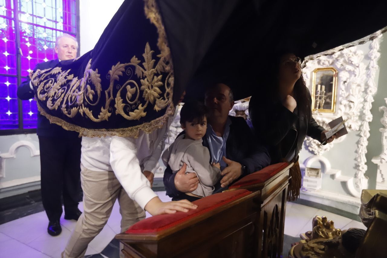 Los niños pasan bajo el manto de la Virgen de los Dolores de Córdoba