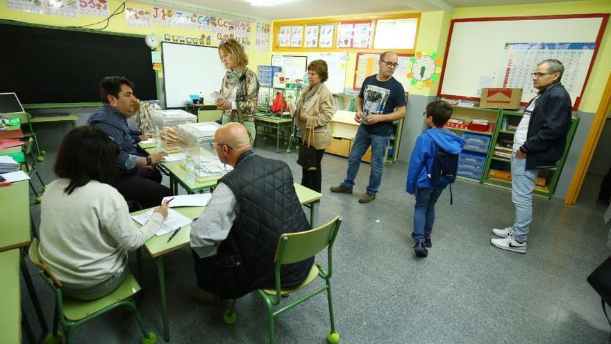 Personas votando en un colegio electoral de Castilla y León.