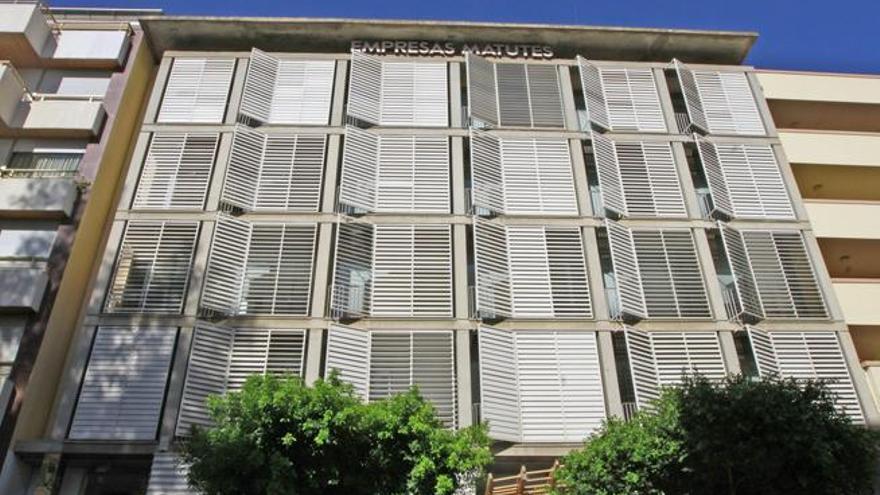 El robo se produjo en este edificio de la sede del Grupo de Empresas Matutes en Ibiza.