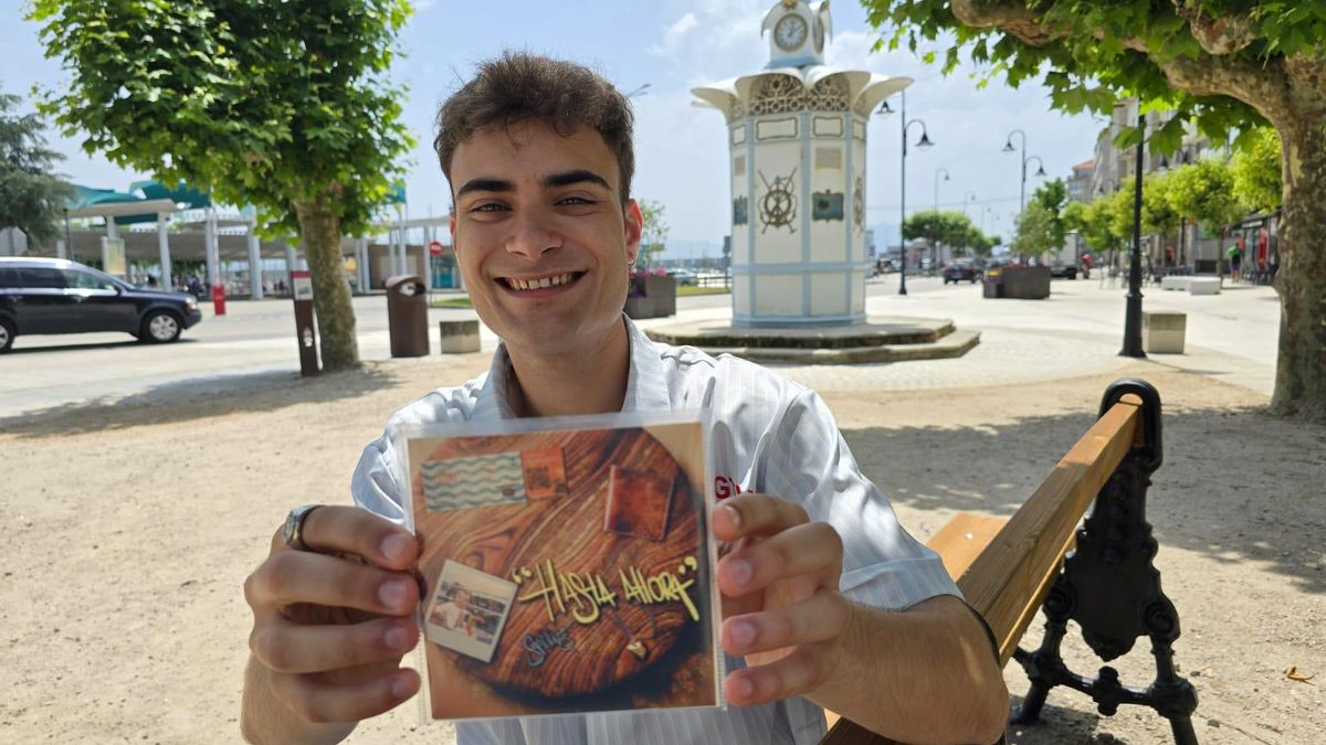 Miguel González "Santervás", con su nuevo trabajo musical, ayer en la alameda de Cangas.