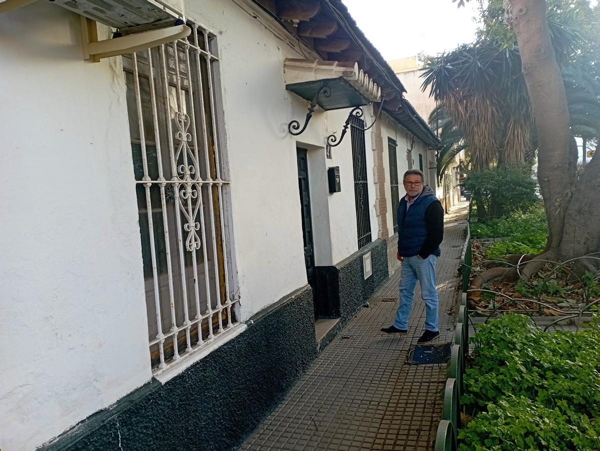 Francisco Valentín, delante de la casa en la que nació hace 71 años, en la parte exterior del pasaje.