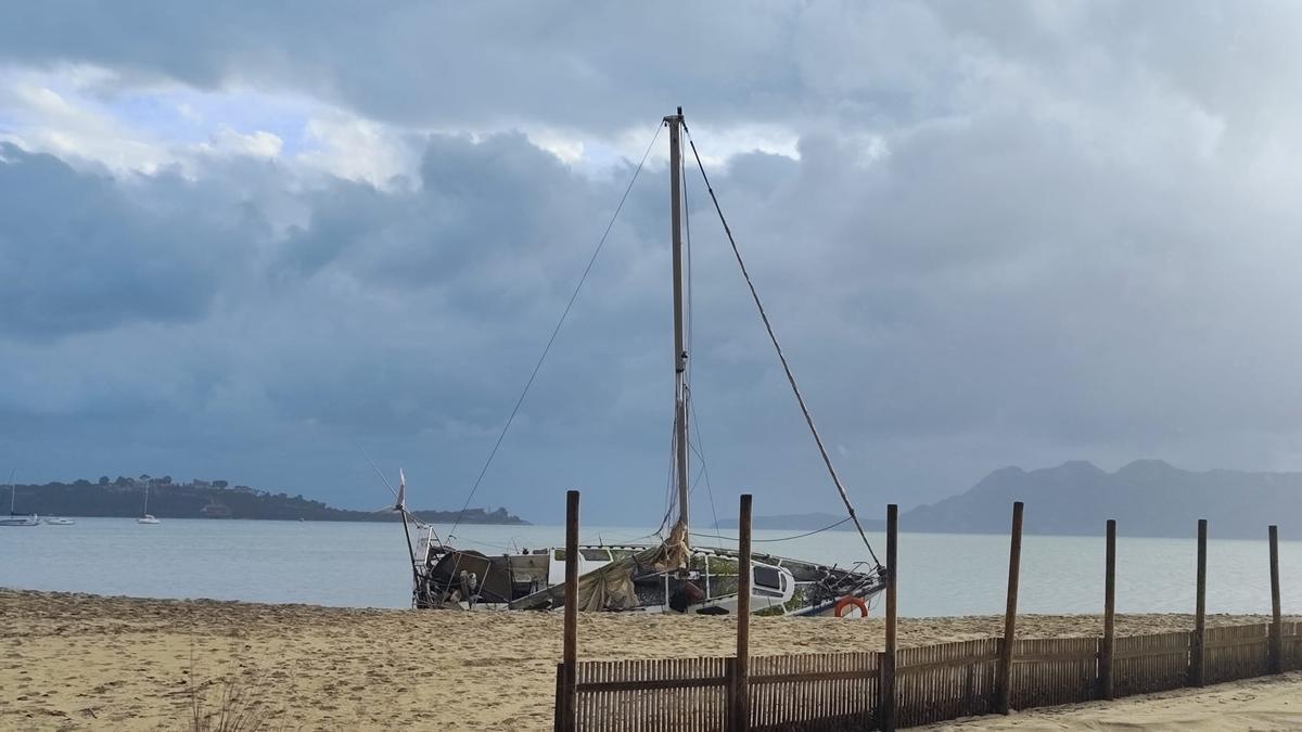 El velero permanece este jueves en la playa.