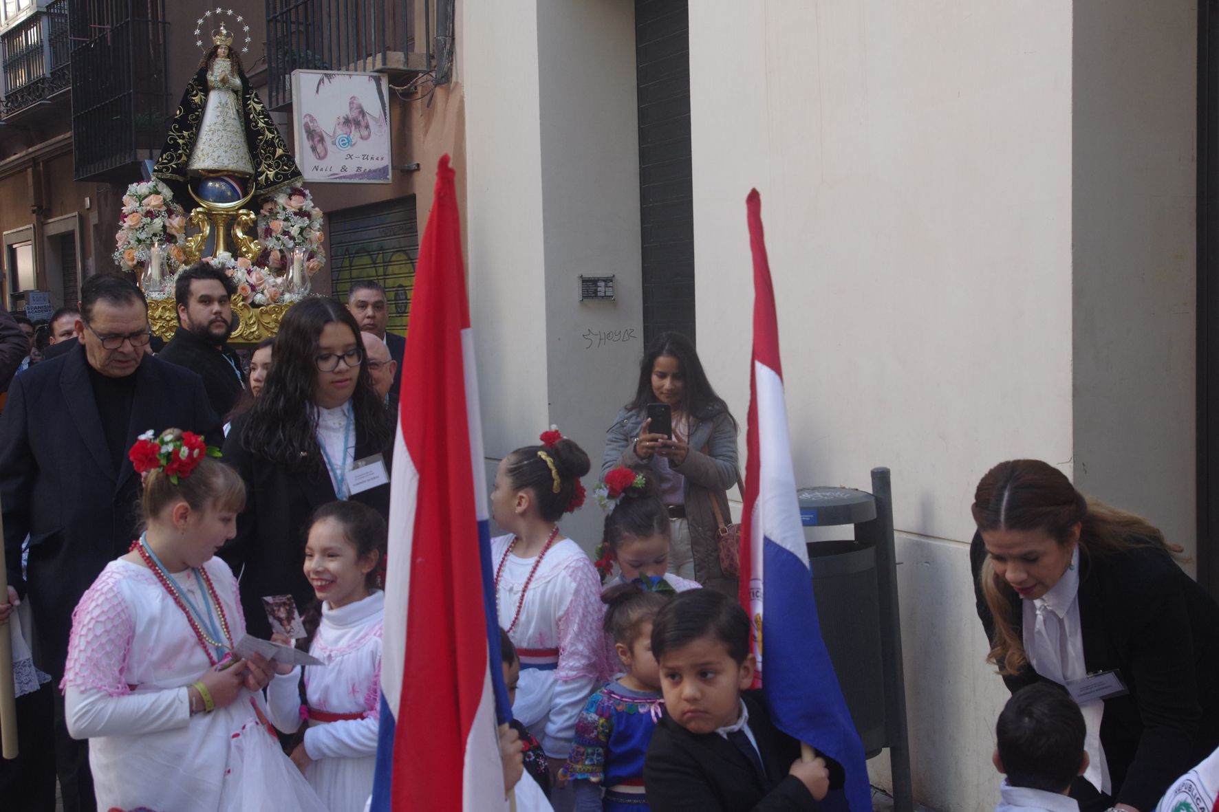 La comunidad paraguaya de Málaga procesiona a su Virgen de Caacupé por los Mártires