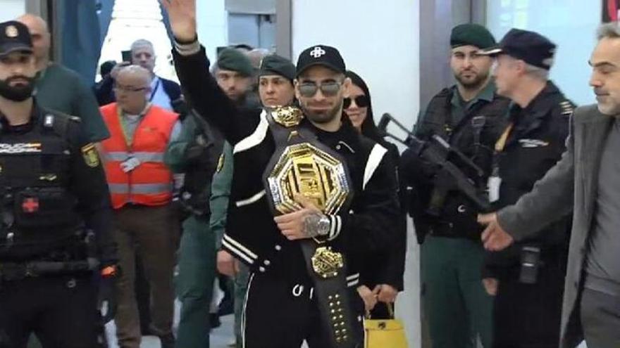 El Matador, recibido en Barajas como un héroe