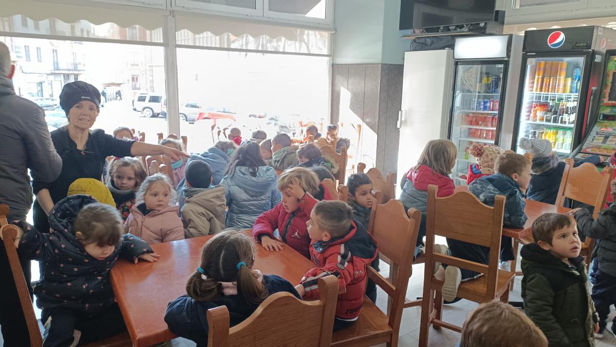 GALERÍA | Visita inesperada en el Mercado de Abastos: los niños de Infantil del Sagrado Corazón de Jesús