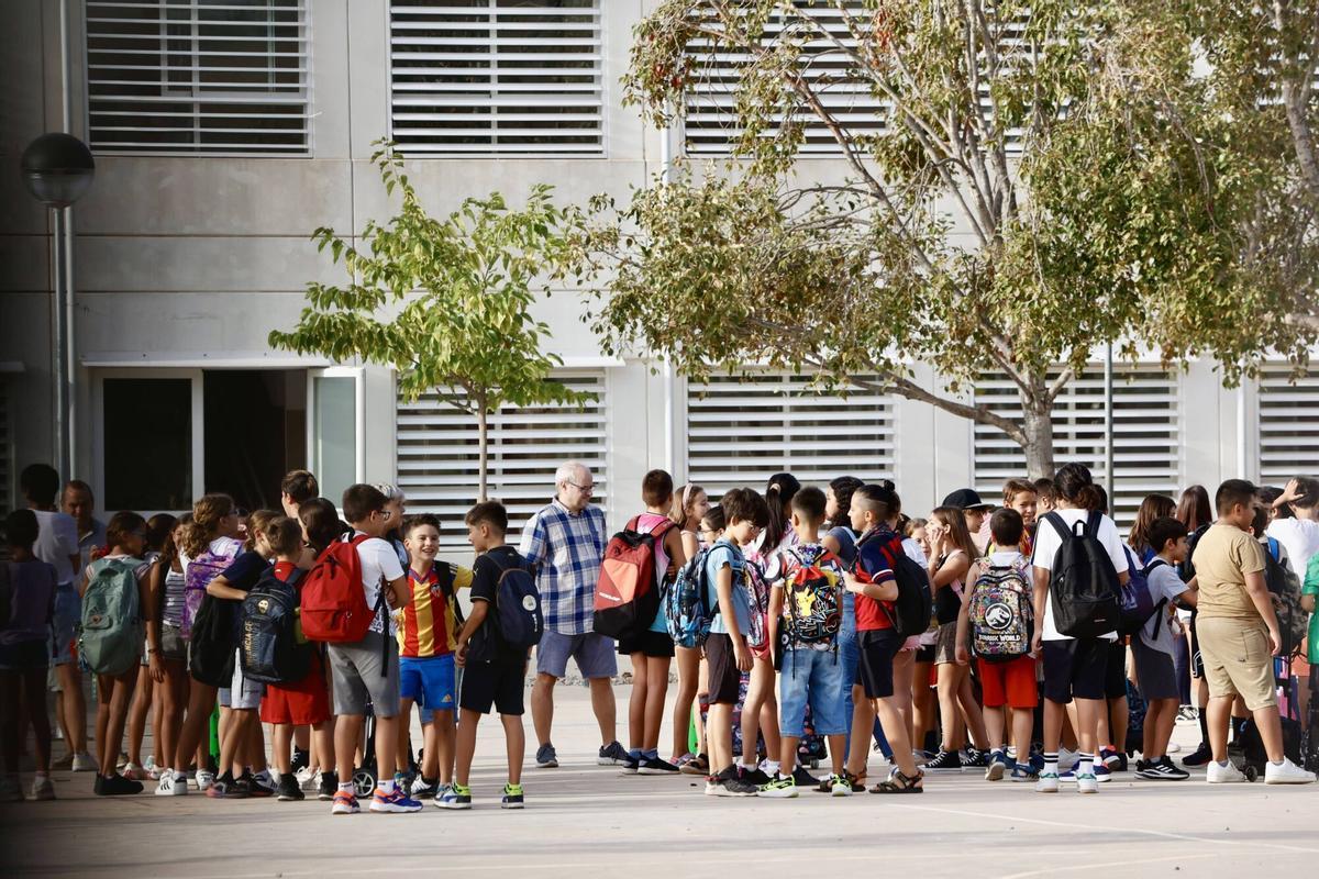 Valencia. VLC. Aula. Vuelta al cole, mochilas, colegios, familias, carteles de vuelta al cole. Íes Berenguer Dalmau de Catarroja y colegio Vila-Romana en Catarroja