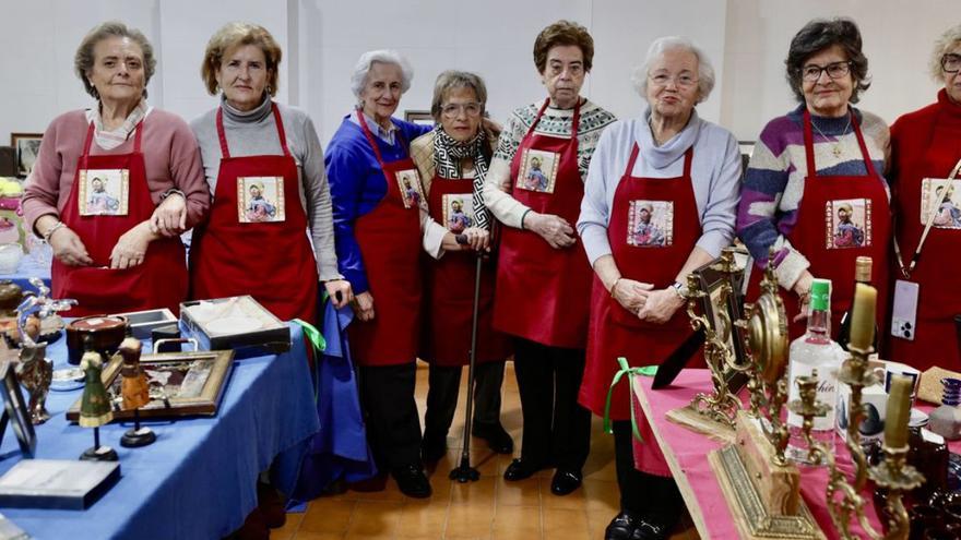 Keka Álvarez, Mari Paz Nachón, Margarita Rodríguez, Elvira Riera, Marta Fernández, Rosa Gómez, Isabel Conde y Rafi Díaz en el rastrillo solidario.  | IRMA COLLÍN