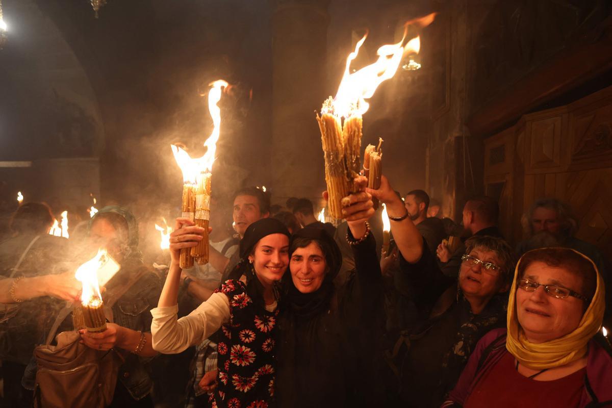 Cristianos ortodoxos celebran “Fuego Sagrado” en Jerusalén. eregrinos cristianos ortodoxos sostienen velas durante la ceremonia del Fuego Sagrado, un día antes de la Pascua ortodoxa, el sábado 15 de abril de 2023 en la Iglesia del Santo Sepulcro en la Ciudad Vieja de Jerusalén, donde muchos cristianos creen que Jesús fue crucificado y enterrado antes de resucitar.