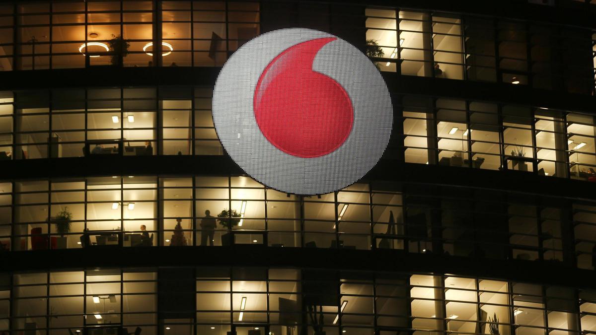Das Logo an der Unternehmenszentrale von Vodafone GmbH.