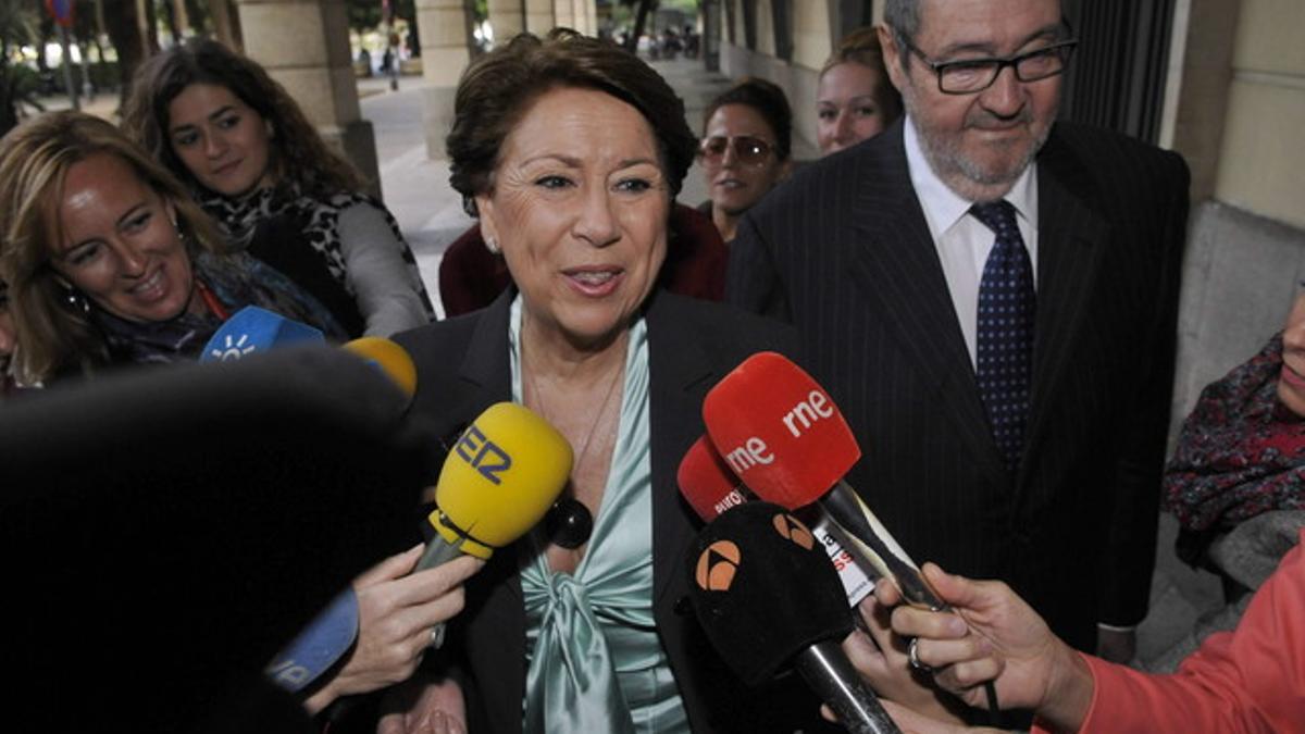 La exministra de Fomento Magdalena Álvarez (c), a su llegada a los Juzgados de Sevilla para comparecer ante la juez que instruye el 'caso  ERE'.