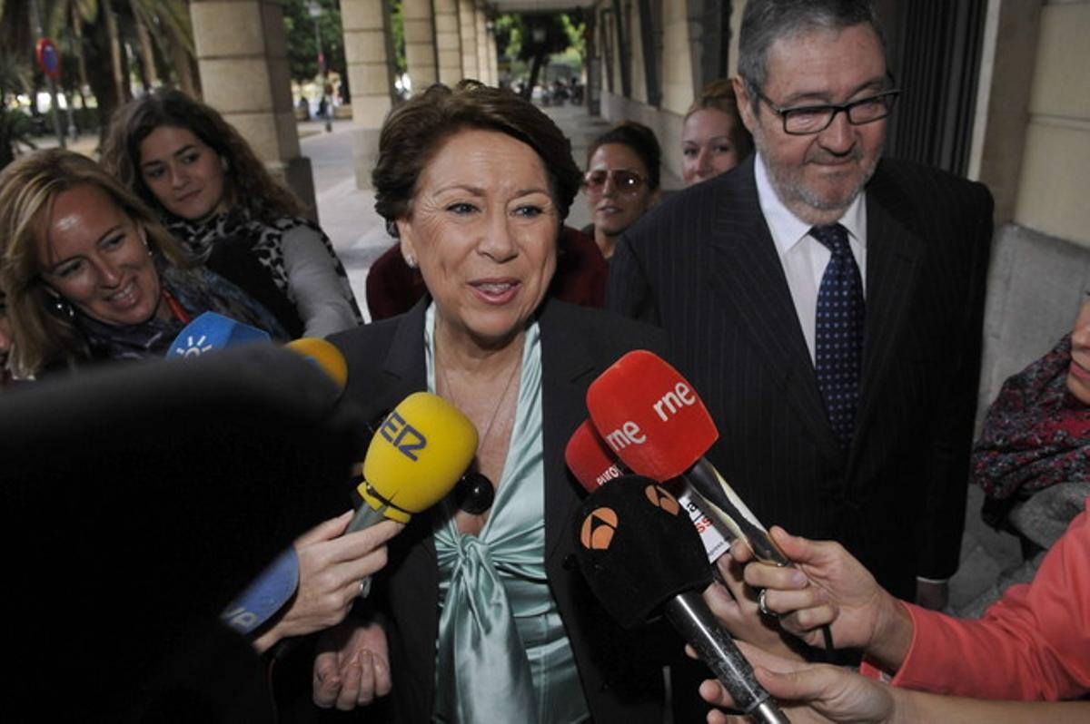 L’exministra de Foment Magdalena Álvarez, a l’arribar als Jutjats de Sevilla per comparèixer davant la jutge que instrueix el ’cas ERO’.