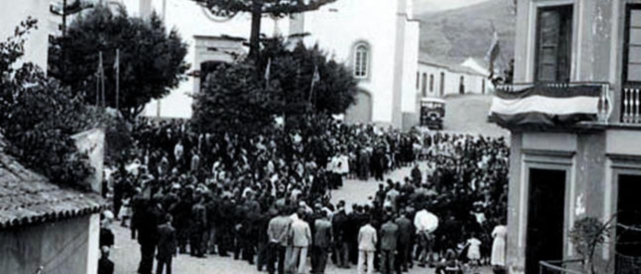 Imagen retrospectiva de la iglesia de Valsequillo en torno a los años cuarenta del siglo pasado.
