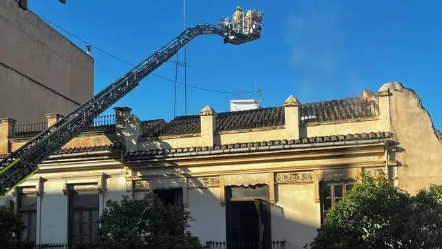 Trabajos de los servicios de Emerencias en un incendio en la avenida Burassot de València