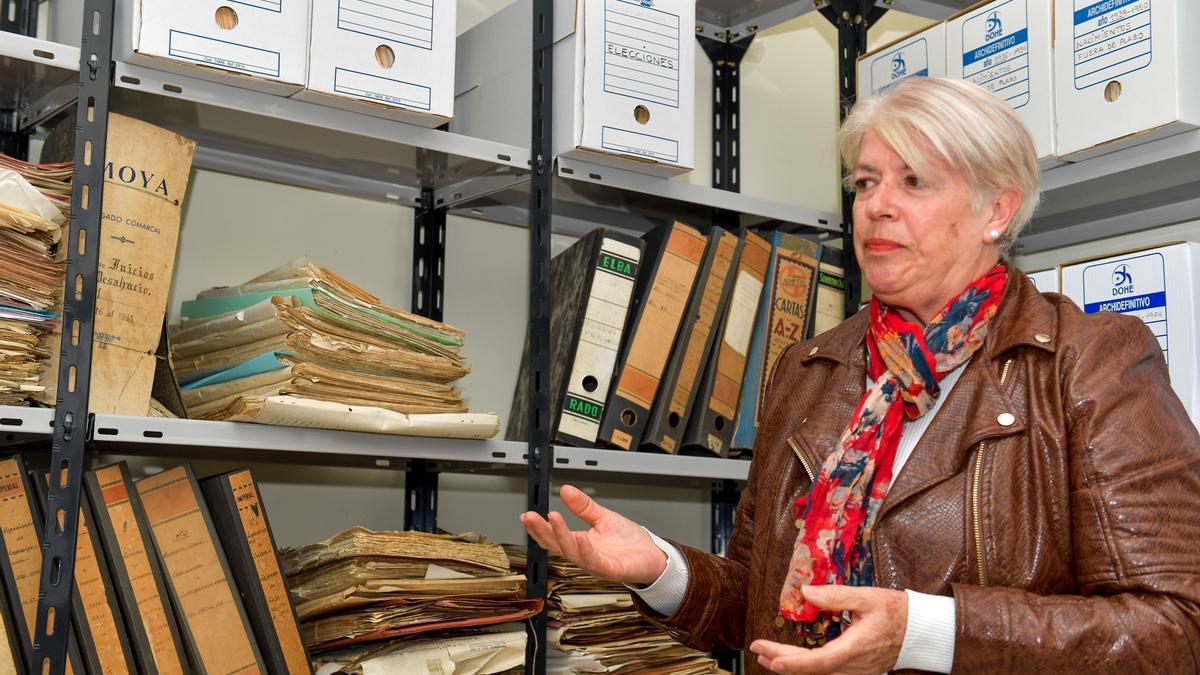 Dolores González, jueza de paz de la Villa de Moya, en el archivo del juzgado.