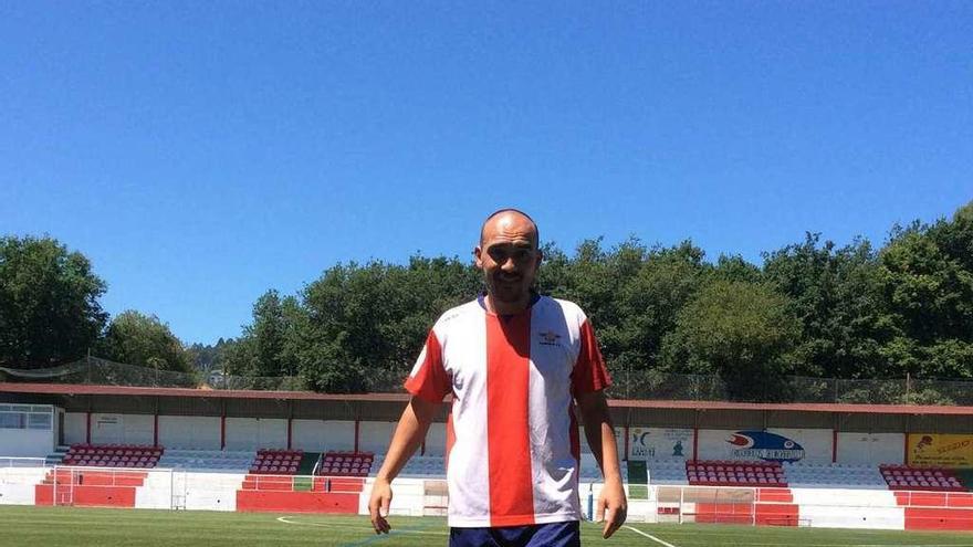 Iván Pérez, ayer en las instalaciones del campo de O Morrazo, en Cangas. // Gonzalo Núñez