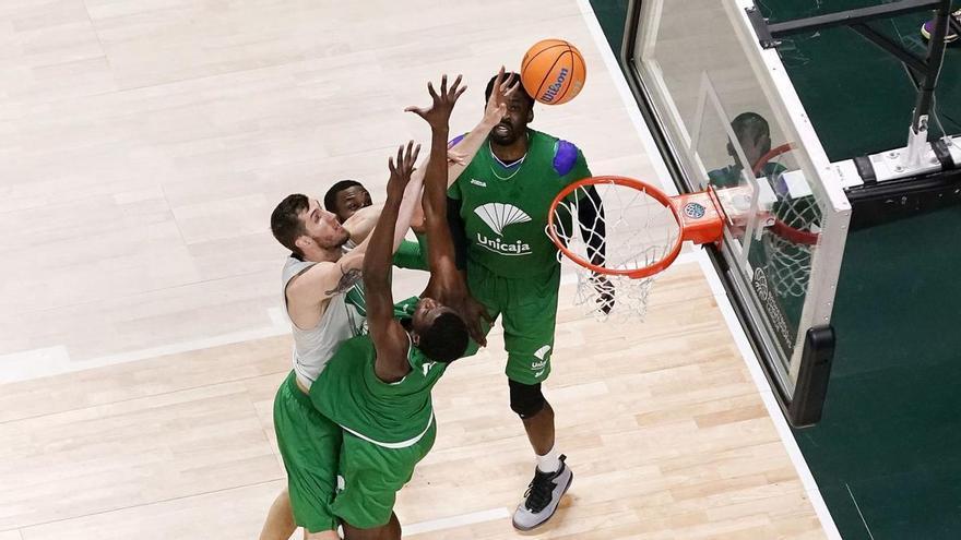 Imagen del entrenamiento de ayer en el Carpena, el último antes del partido de esta tarde en el Martín Carpena.