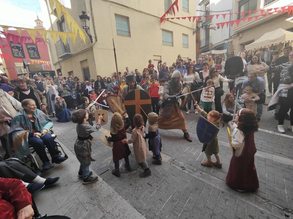 Los mas pequeños han sido protagonistas de la representación del asalto al castillo.