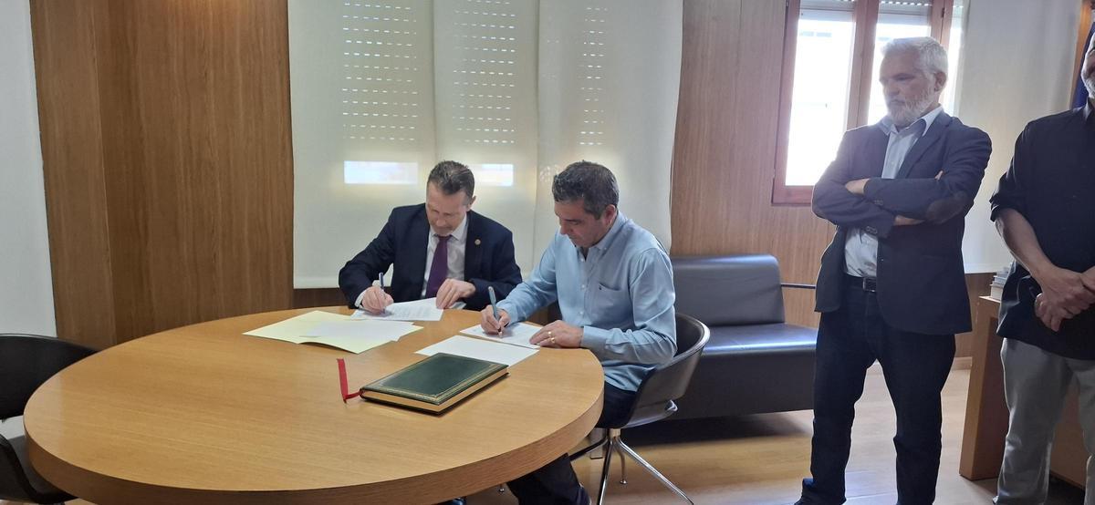 Firma del convenio del futuro mural en reconocimiento a los voluntarios de la dana en Chiva.