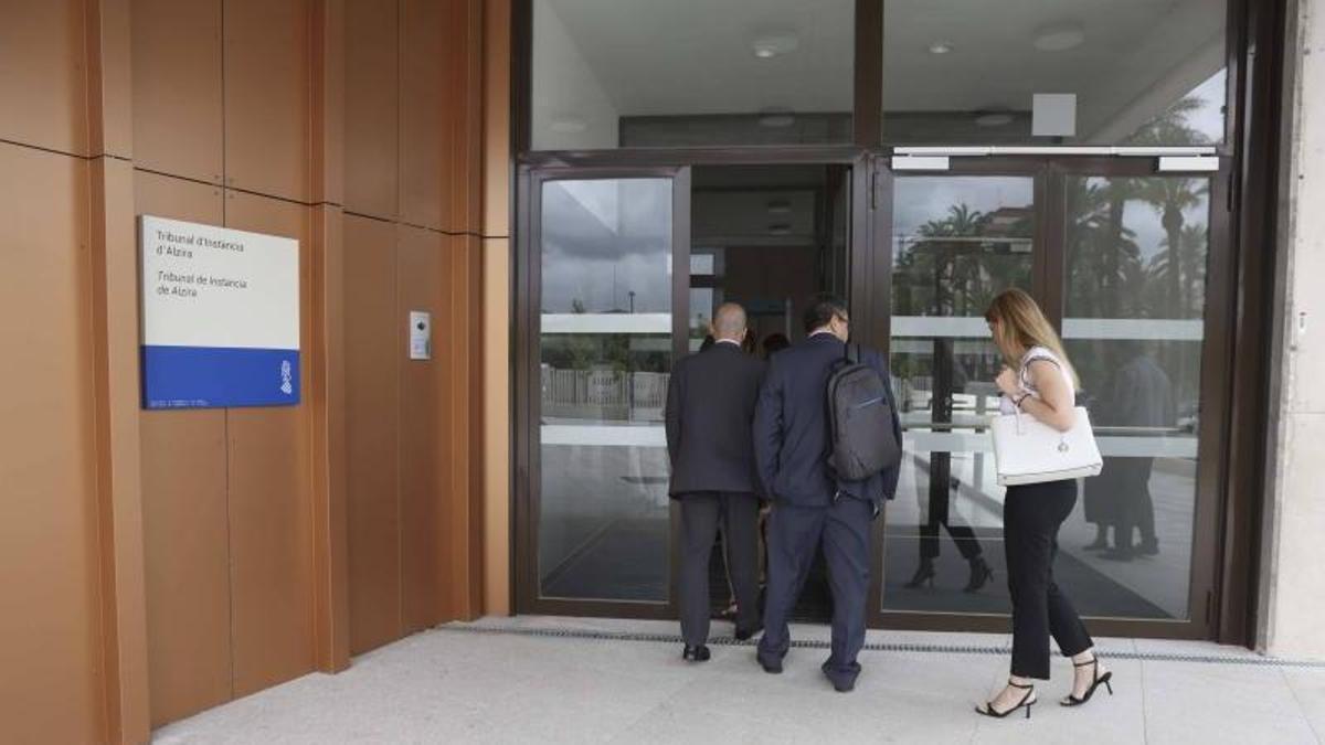Acceso principal al nuevo Palacio de Justicia de Alzira.