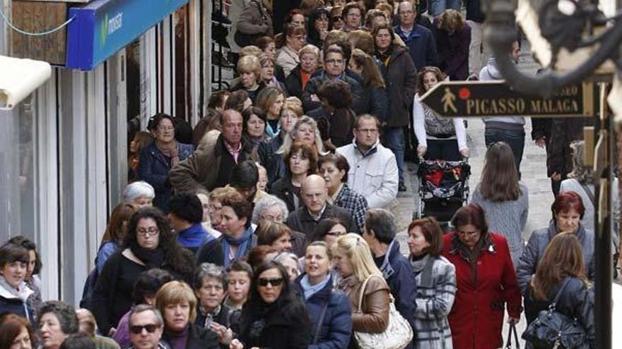 Imagen de la calle Granada, &#039;tomada&#039; por la cola de fieles del Medinaceli.