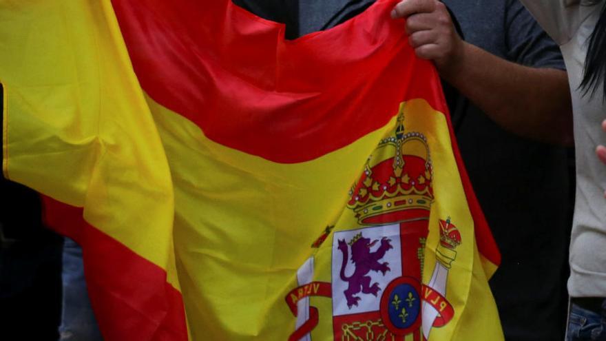 Retiran dos banderas de España del centro deportivo de Trasona
