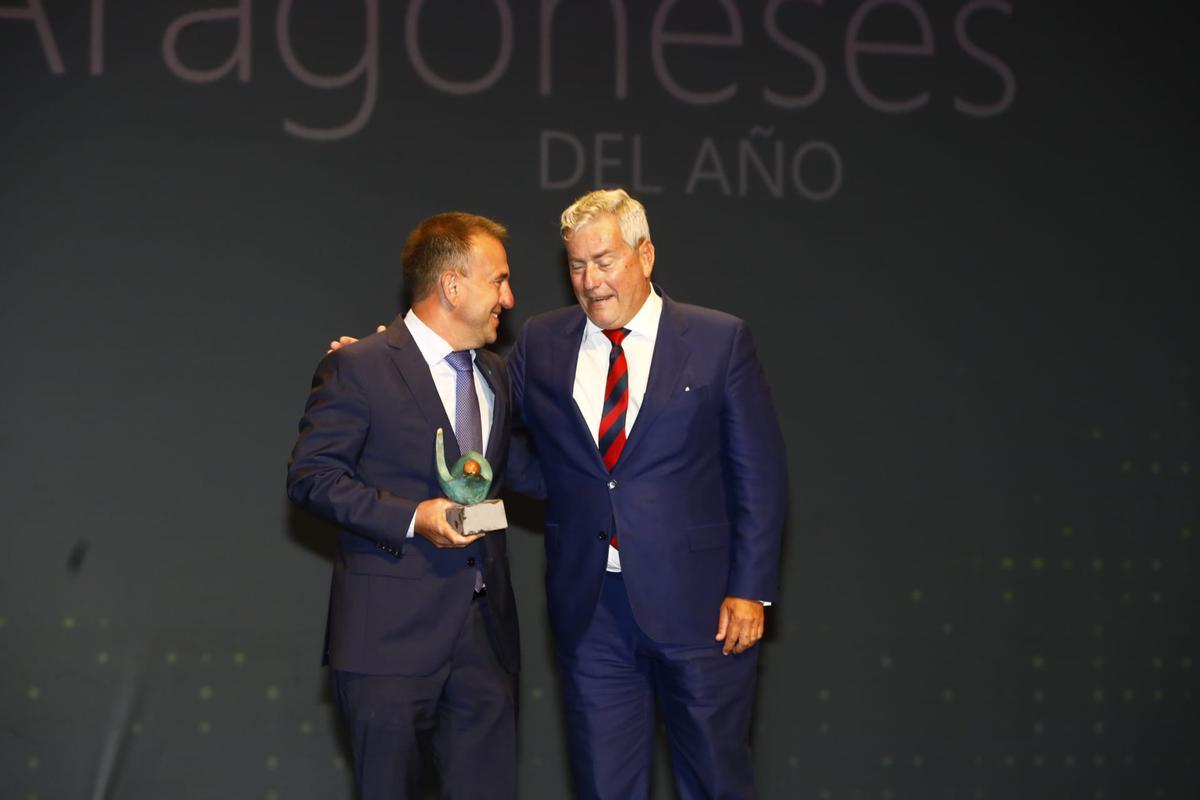 Antonio Mayoral, director general de Master D, con el premio, junto a Iñaki Navarro, director territorial de Banco Sabadell en la zona norte.