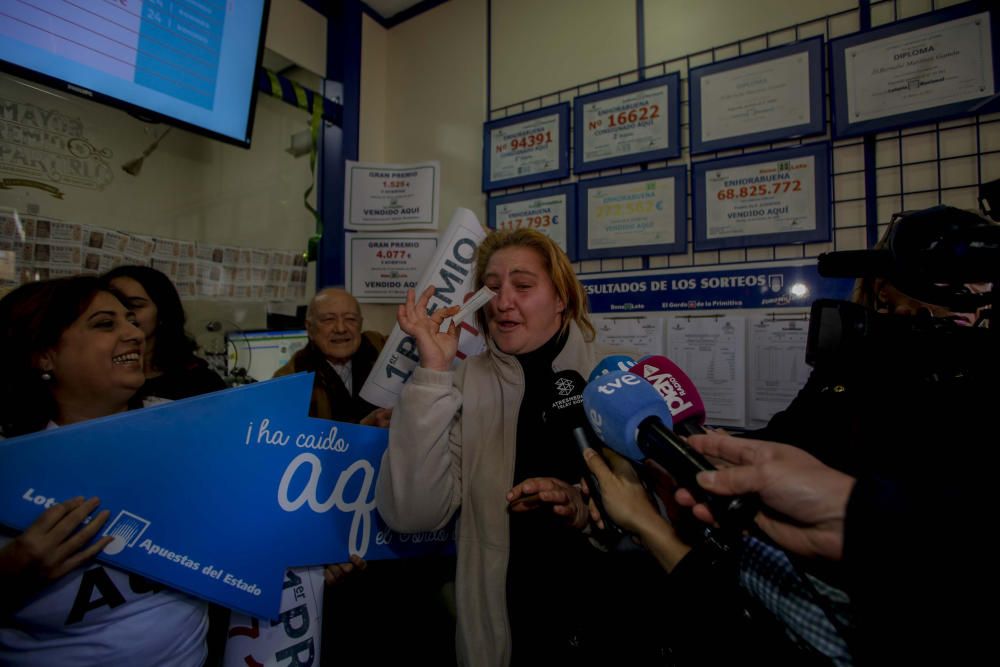 Neringa, la mujer a la que le ha tocado el Gordo en Benetússer, muestra el décimo agraciado.