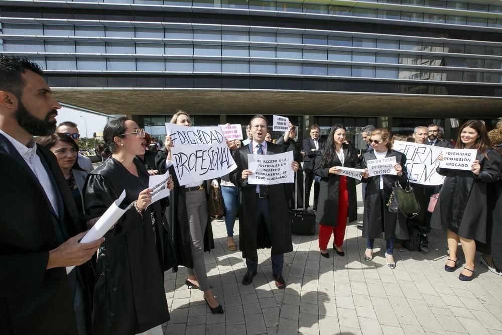 Protesta de jueces, fiscales y abogados ante la Ciudad de la Justicia de la capital grancanaria