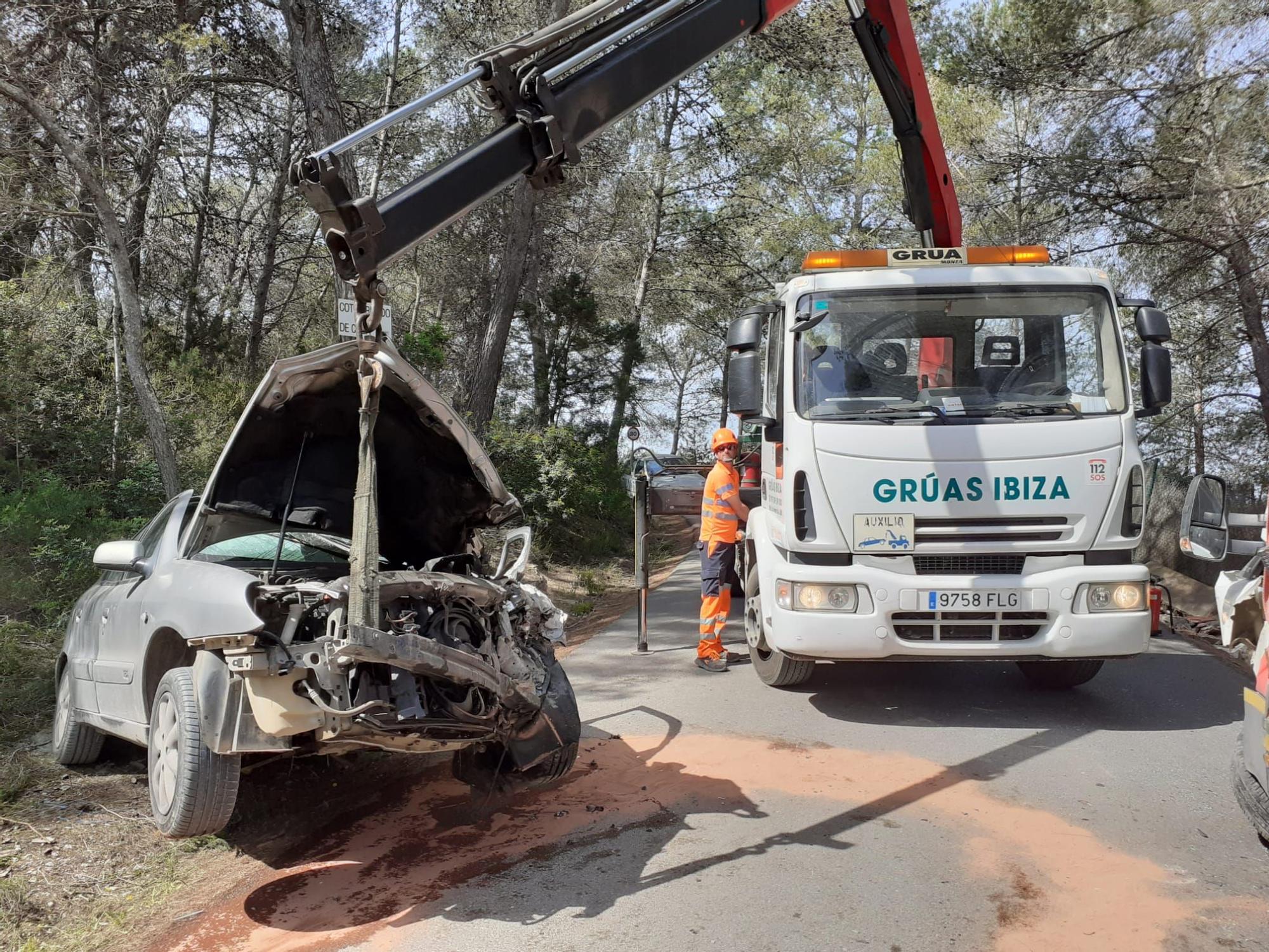 Violento choque frontal en Ibiza entre un camión cargado de butano y un turismo