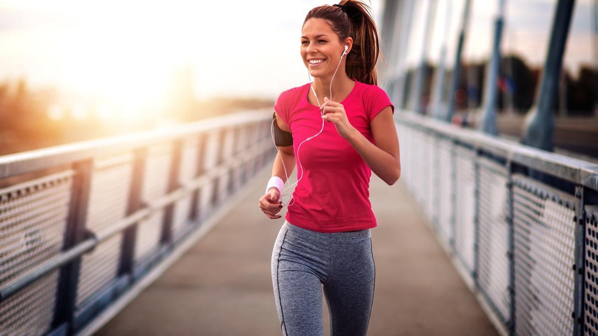 Mujer corriendo al aire libre