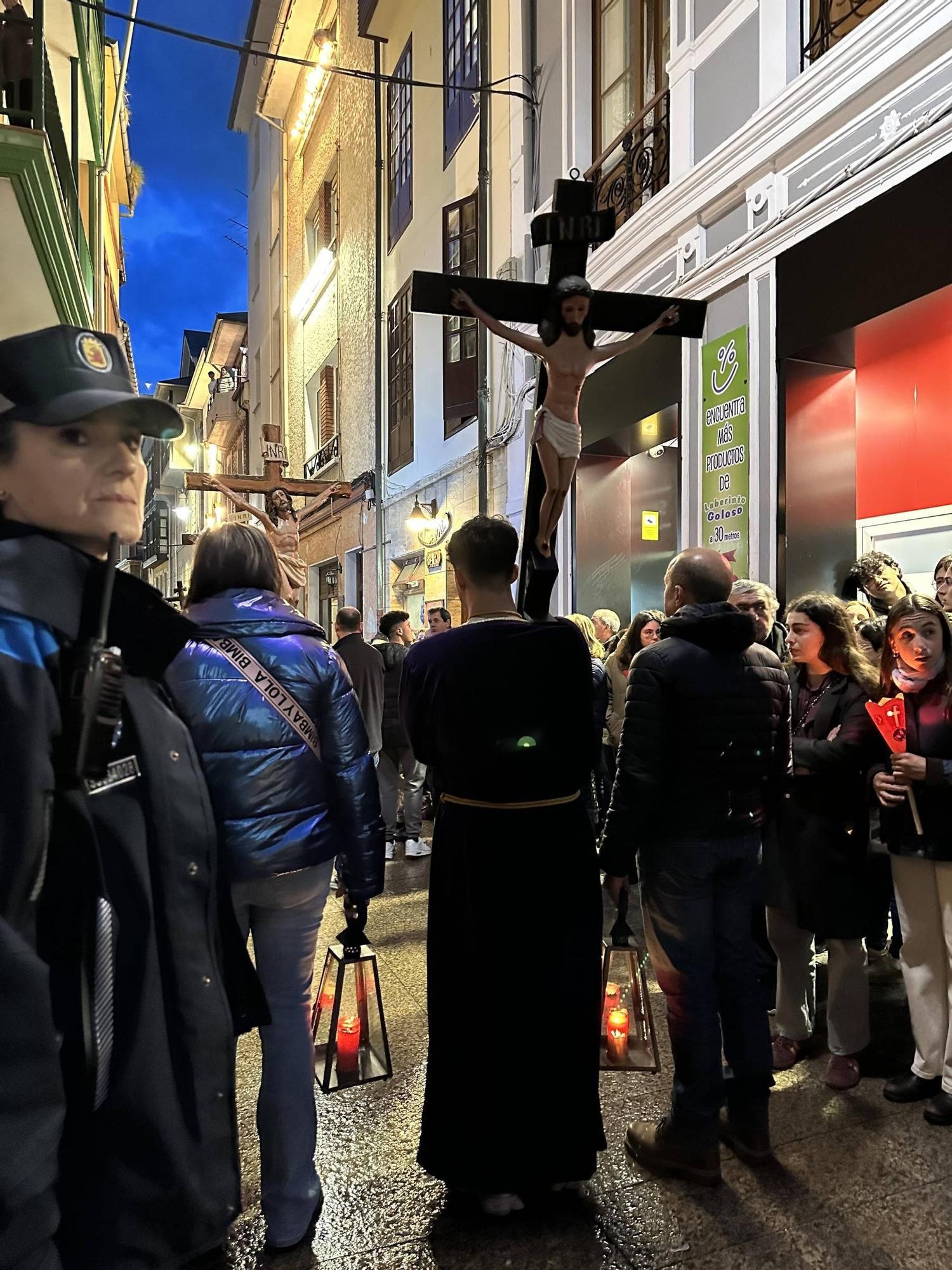 EN IMÁGENES | La envolvente procesión del Nazareno en Luarca