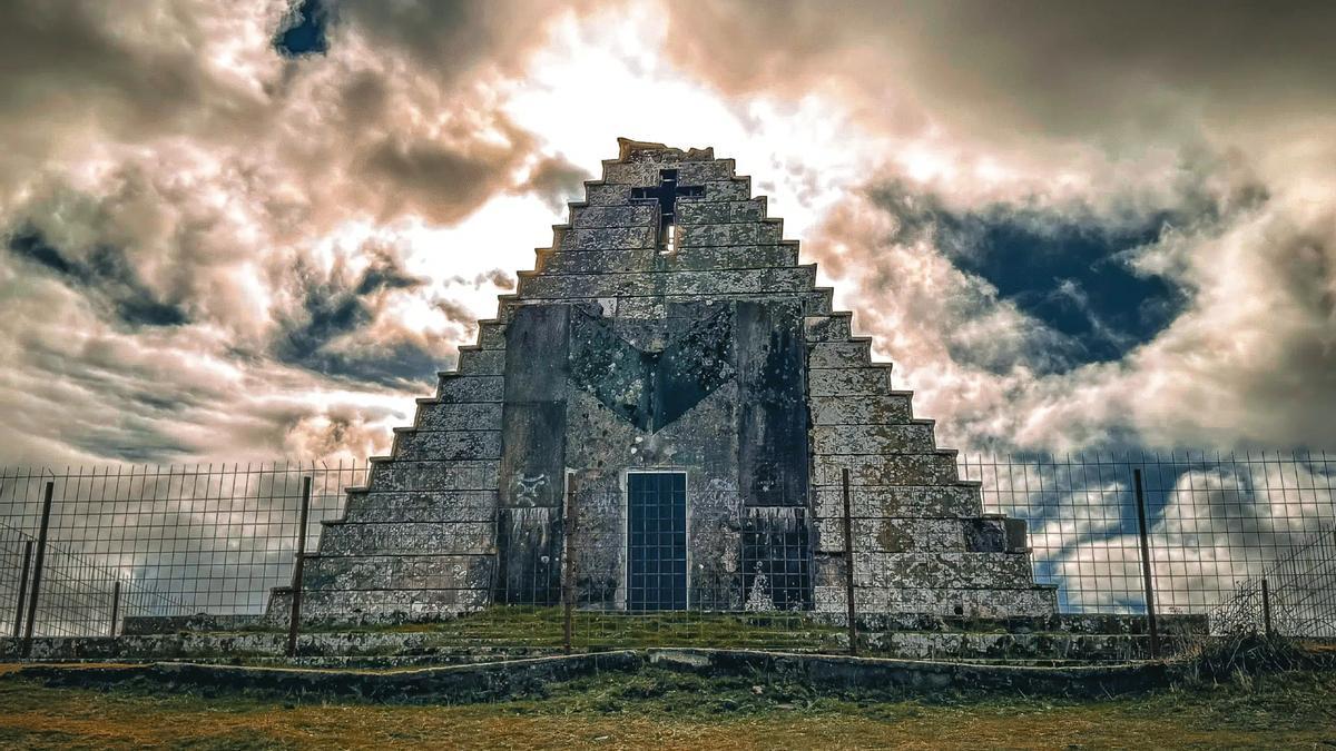 PIRÁMIDE DE LOS ITALIANOS | Una asociación valla el monumento fascista de la Pirámide de los italianos y recauda dinero para restaurarlo