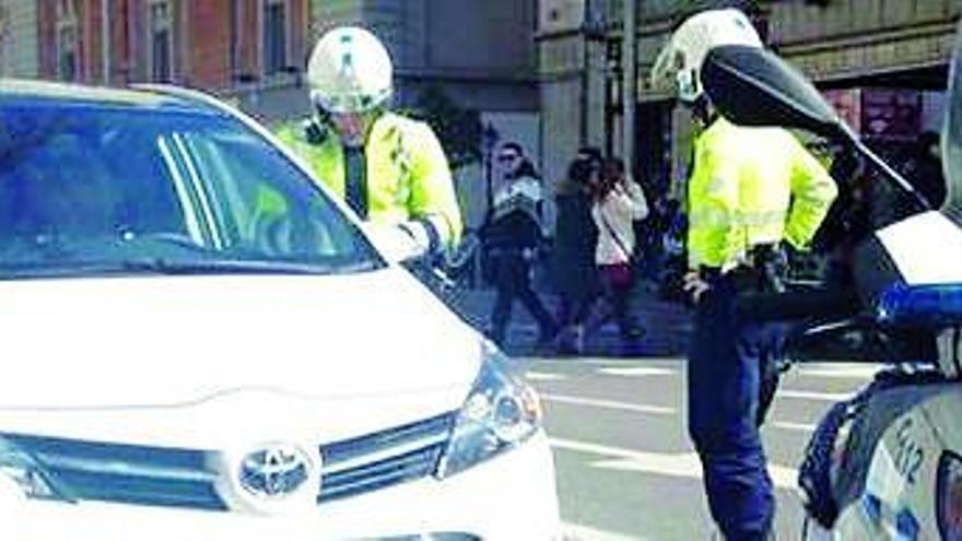 El coche de Esperanza Aguirre, en la Gran Vía.