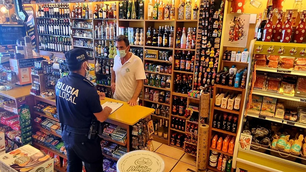 La Policía Local recuerda a locales de venta de alcohol que deben cerrar a  partir de las 21.30 horas